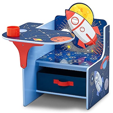كرسي مكتب دلتا للأطفال بتصميم مغامرات الفضاء مع صندوق تخزين، مثالي للأعمال الفنية والحرف اليدوية، ووقت الوجبات الخفيفة، والتعليم المنزلي، والواجبات المدرسية، والمزيد. حاصل على شهادة Greenguard Gold.