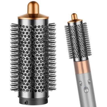 فرشاة PUREGUST الدائرية الملحقة بجهاز Dyson Air wrap، وفرشاة تكثيف الشعر الدائرية البيضاوية لجهاز Dyson Air wrap، وملحقات ذهبية اللون.
