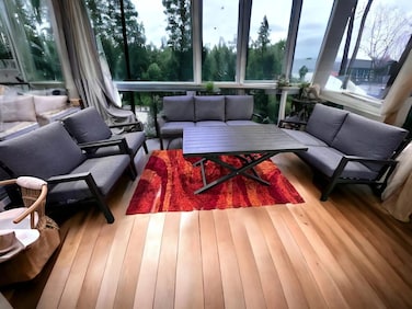 مجموعة أثاث خارجي لديكور المنزل الخشبي المورق مع لمسة نهائية من خشب الجوز والألمنيوم الفاخر 3+2+1+1 مع طاولة واحدة