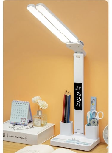 مصباح مكتبي LED عام مزود بساعة، رأس مزدوج، قابل لإعادة الشحن عبر منفذ USB، 3 أوضاع ألوان، إضاءة قابلة للتعديل من 0 إلى 100%، حامل قلم، زاوية قابلة للتعديل، تحكم باللمس، مثالي للقراءة والدراسة