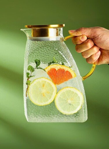 1800ML Borosilicate Hammered Pattern Glass Water Pitcher with Gold Handle &amp; Stainless Steel Lid for Water, Juice, Tea, and Cold Drinks . Fits in Fridge Door