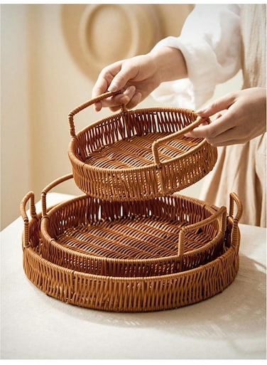 طقم 3 صواني تقديم مستديرة من الخيزران اليدوي مع مقابض - سلة خشبية ريفية لتقديم الخبز والبسكويت والقهوة والأطباق - صينية ديكورية طبيعية للمطبخ وديكور المنزل
