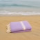 منشفة شاطئ كلاسيكية من قطن مُعاد تدويره بنسبة 100% بلون البنفسجي الفاتح
