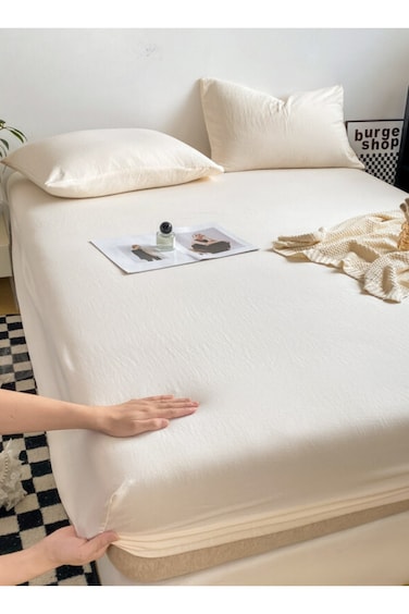 Home 3-Piece Set: king-size fitted bedsheet and two pillowcases, washable cotton in a milky white color.