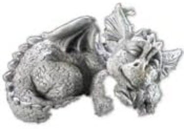 تمثال حديقة لتنين صغير نائم على طراز جنوم أسطوري