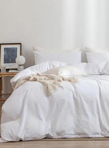 Home Single Size 4-Piece Premium Quality Bedding Set in Solid White.