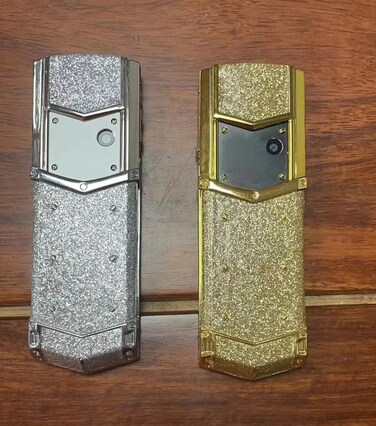 هاتف Vertue Mini الفاخر V10 - هاتف خلوي مفتوح بلوحة مفاتيح GSM مع غطاء خلفي من الجلد، وشريحتي اتصال، وبلوتوث، وعمر بطارية طويل