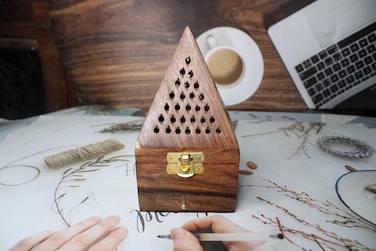 حامل بخور مصنوع يدويًا من خشب الورد - صندوق هرمي للأغارباتي والدووب وأعواد العطر - حامل مبخرة خشبي مع مساحة تخزين للتأمل والمنزل