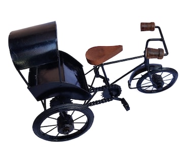 لعبة عربة ريكشا خشبية من الحديد المطاوع - لعبة أطفال مصنوعة يدويًا وتحفة فنية للديكور المنزلي - عربة ريكشا سوداء من الحديد للهدايا التذكارية والعرض الزخرفي