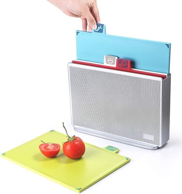 مجموعة ألواح تقطيع فاخرة بألوان مميزة - 4 ألواح تقطيع بلاستيكية كبيرة مع حامل تخزين - ألواح فهرسة غير قابلة للانزلاق وآمنة للغسل في غسالة الأطباق للحوم والخضروات والأسماك