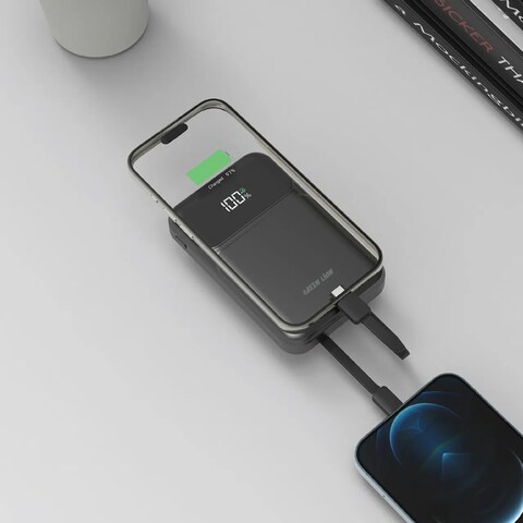 جرين ليون باور بنك متكامل 3 في 1 بقوة PD 20W، سعة 10000mAh، حماية أثناء الشحن، شحن سريع PD 20W، شاشة رقمية، كابلات مدمجة، تصميم مدمج وسهل الحمل.
