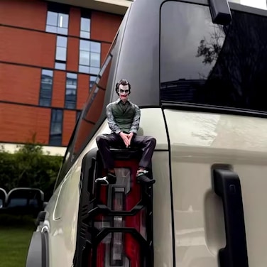 Cutie cute Hot Movie Joker Heath Ledger Clown Sitting Doll Car Rear Roof Pendant Exterior Ornament Model Toy Gift 27cm (Back Buckle) With Gift Box