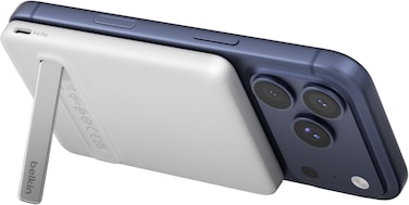 شاحن Belkin BoostCharge المحمول بتقنية Qi2 بقوة 15 واط، بنك طاقة مغناطيسي نحيف بسعة 5000 مللي أمبير مع مسند، يتضمن كابل USB-C، بطارية شحن سريع لأجهزة iPhone وAirPods وGalaxy وPixel وiPad وغيرها - أبيض