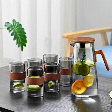 1Chase Borosilicate Glass Water Jug Set &ndash; 1400ml Smoky Grey Pitcher with Walnut Handle &amp; Lid + 6pcs 220ml Glass Cups, Heat-Resistant Drinkware for Water, Juice &amp; Beverages