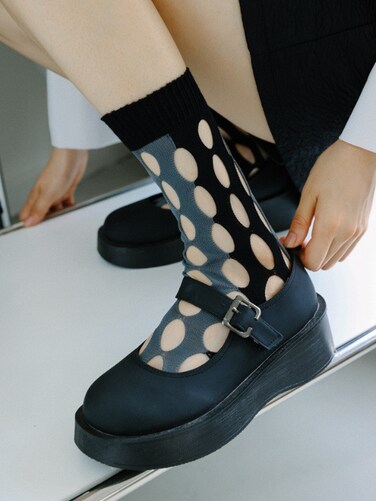 جوارب نسائية أنيقة للغاية مصنوعة من القطن وقابلة للتمدد. زوج واحد من الجوارب