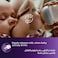 حلمة "الاستجابة الطبيعية" مصممة لتتوافق مع إيقاع تغذية طفلك الطبيعي، مما يسهل الجمع بين الرضاعة الطبيعية والرضاعة بالزجاجة. تتميز الحلمة بفتحة فريدة لا تُطلق الحليب إلا عندما يرضع الطفل بنشاط. فعندما يتوقف الطفل للبلع والتنفس، يتوقف تدفق الحليب أيضًا.

صُممت الحلمة العريضة والناعمة والمرنة لتُحاكي شكل وملمس الثدي، مما يُساعد الطفل على الإمساك بها والرضاعة براحة.
يُصمم صمام منع المغص لإبعاد الهواء عن معدة الطفل أثناء الرضاعة، مما يُساعد على تقليل المغص وعدم الراحة.
صُممت فتحة الحلمة لإطلاق الحليب فقط عندما يرضع الطفل، لذا يمكنكِ تجنب فقدان الحليب بثقة سواء في المنزل أو خارجه.
يسهل عنق الزجاجة العريض عملية التعبئة والتنظيف. تتكون الزجاجة من أجزاء قليلة فقط لتركيب سريع وبسيط.
زجاجة فيليبس أفينت الزجاجية مصنوعة من زجاج البوروسيليكات عالي الجودة، وهي مقاومة للحرارة والصدمات الحرارية. لذلك، يُمكن تخزينها بأمان في الثلاجة، وتسخينها، كما أنها مناسبة للتعقيم.
زجاجات وحلمات فيليبس أفينت ناتشورال مصنوعة من مواد خالية من مادة BPA.
زجاجة "الاستجابة الطبيعية" الجديدة للأطفال تختلف زجاجات الرضاعة عن زجاجات الرضاعة ذات التدفق الحر. ومثل الرضاعة الطبيعية، قد يتطلب الأمر بعض المحاولات لإتقانها. وهذا أمر طبيعي تماماً.