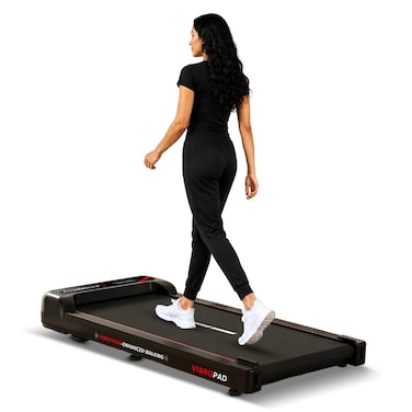 جهاز PowerMax Fitness VibroPad للمشي والاهتزاز (متعدد الوظائف 4 في 1) للاستخدام المنزلي، مزود بمحرك BLDC بقوة 3.5 حصان   إمكانية تعديل الميل يدوياً بنسبة 8% مع جهاز تحكم عن بُعد   سرعة قصوى 6 كم/ساعة   شاشة LED   مساحة الجري 900 × 385 مم