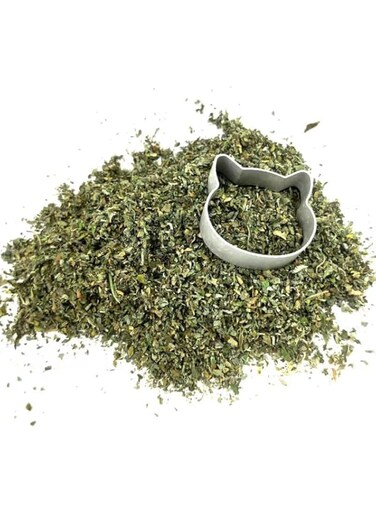 mergeko Dried Catnip 50g, Natural Catmint, Used as a Snack or Filling Cat Toy, Delicately Dried and Sealed and Packaged for Easy Preservation