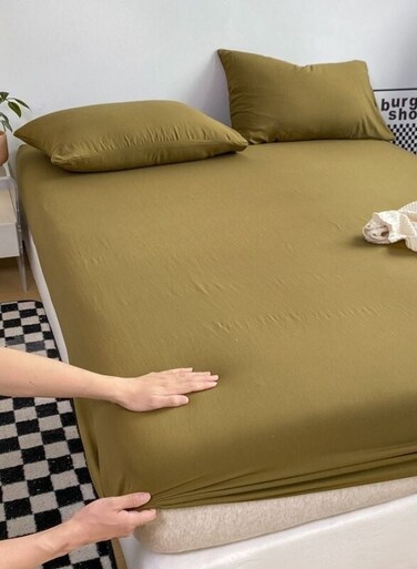 Home 3-Piece Set: Includes a single-size fitted bedsheet and two pillowcases, washable cotton in a green color.