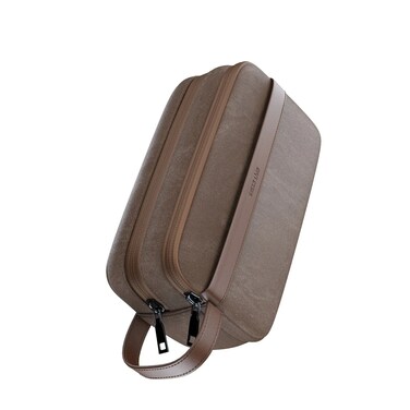 حقيبة السفر Green Lion Tirana، مصنوعة من الجلد الصناعي الفاخر مع شريط جلدي أنيق، بطانة داخلية من الفلانيل، جيوب شبكية، مقصورات متعددة، وزن خفيف 285 جم، تصميم مريح بسحّاب – بني