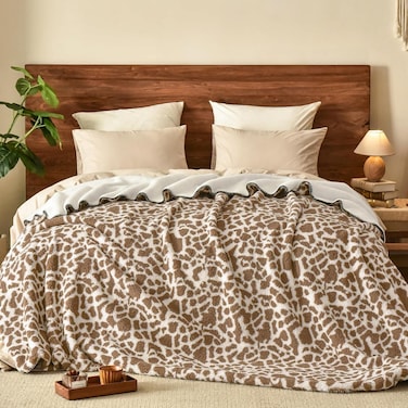 Giraffe Print Sherpa Fleece Blanket Twin Size (152cm x 203 cm) for Teens Kids, Reversible Thick and Warm Blanket for Winter, Ultra Soft Fuzzy Animal Pattern Bedding for Bed Sofa Couch Travel
