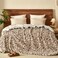 Giraffe Print Sherpa Fleece Blanket Twin Size (152cm x 203 cm) for Teens Kids, Reversible Thick and Warm Blanket for Winter, Ultra Soft Fuzzy Animal Pattern Bedding for Bed Sofa Couch Travel