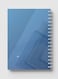 لوحة  دفتر سلك ٦٠ ورقة بغلاف من الورق المقوى بتصميم مربعات باللون الازرق، لتسجيل الملاحظات وتدوين التذكيرات للعمل أو الجامعة أو المدرسة
