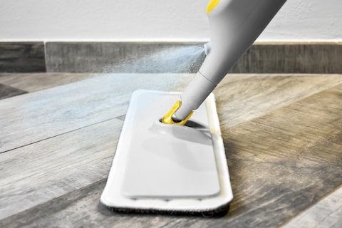 APEX SPRAY MOP WITH LIQUID-DISPENSING MICROFIBRE MOP AND BUILT-IN SPRAYING MECHANISM