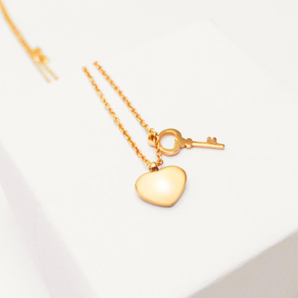 Aiwanto Thin Necklace with Heart Pendant Neck Chain for Valentine&#39;s Day Necklace Gift Chain