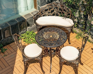 يولان طاولات وكراسي خارجية مكونة من 4 قطع، طاولة واحدة، كرسيين دائريين ومقعد واحد، الومنيوم مصبوب معدني، بدلة بيسترو 0272، مقعد حديقة، نمط وردي