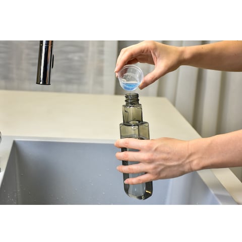 APEX SPRAY MOP WITH LIQUID-DISPENSING MICROFIBRE MOP AND BUILT-IN SPRAYING MECHANISM