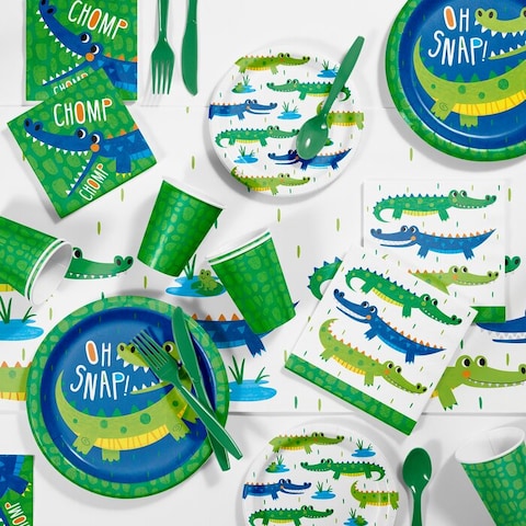 Creative Converting Alligator Hanging Paper Fan for Party Decoration 3-Pieces- 36 Inch x 8 Inch Size- Green