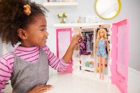 Barbie Fashionistas Ultimate Closet Portable Fashion Toy with Doll, Clothing, Accessories and Hangars, Gift for 3 to 8 Year Olds