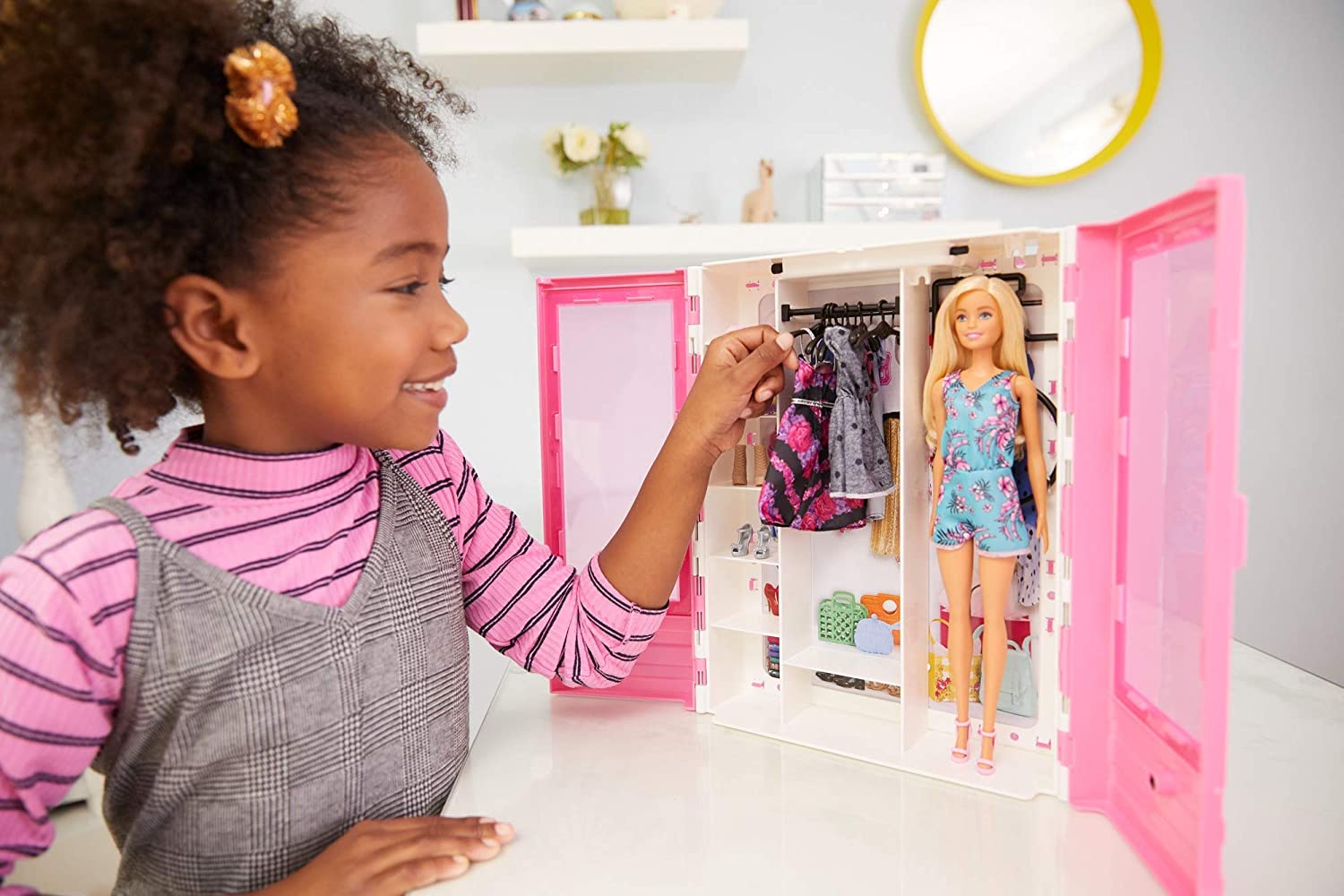 Barbie Fashionistas Ultimate Closet Portable Fashion Toy with Doll, Clothing, Accessories and Hangars, Gift for 3 to 8 Year Olds