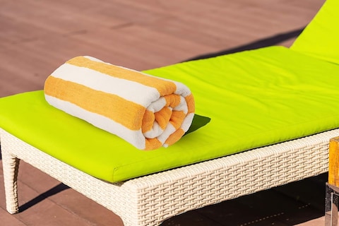 Comfy Set of 2 600 gsm 100% Cotton Pool &amp; Bath Towel 90x180cms -Yellow