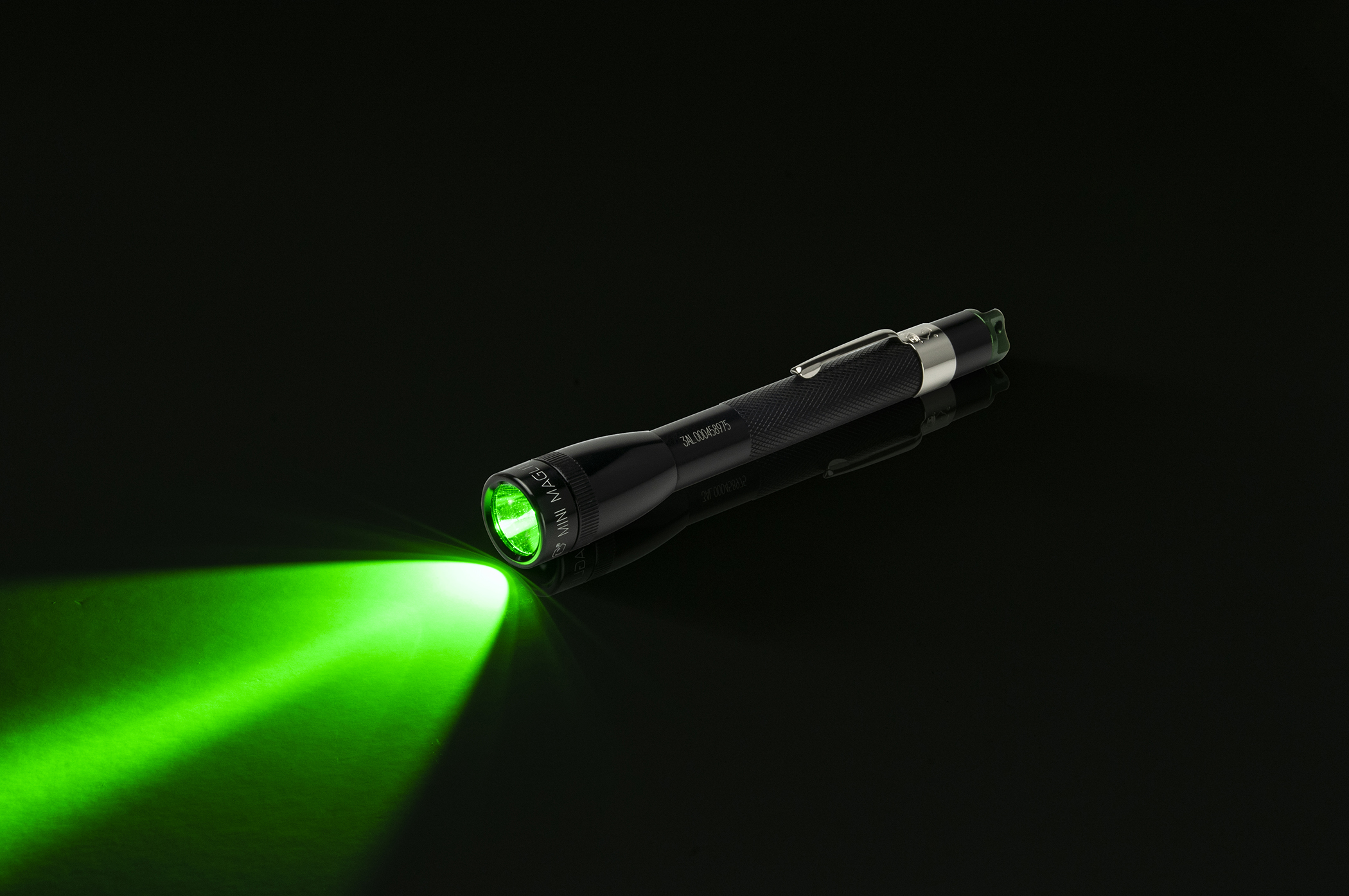 Maglite SP22SY7 Spectrum Series Mini MagLite 2-Cell AA Green LED Flashlight, Presentation Box
